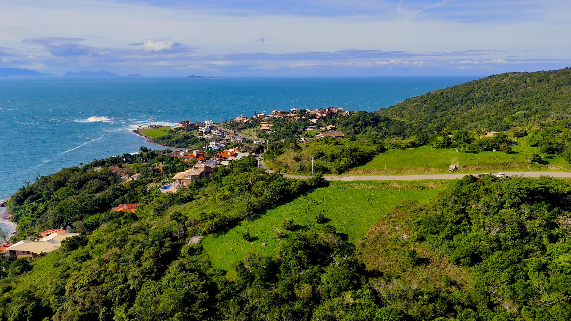 Vista aerea do lote em Vigia, Garopaba, com a enseada e a cidade ao fundo